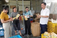 Cán bộ tỉnh Cao Bằng xuống cơ sở trao đổi với người dân cách đưa các sản phẩm truyền thống ra thị trường trong và ngoài nước.