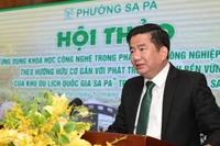 Đồng chí Tô Ngọc Liên, Chủ tịch phường Sa Pa trình bày báo cáo tại hội thảo.