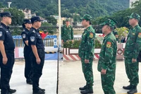 Bộ chỉ huy tuần tra liên hợp gặp gỡ trao đổi tại vạch phân định đường biên giới Cửa khẩu quốc tế Lào Cai.
