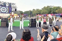 Lễ hội văn hóa thế giới tổ chức tại Hà Nội năm 2025 thu hút hàng nghìn du khách trong nước và quốc tế.