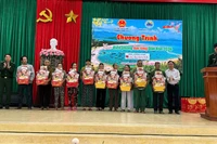 Đại diện Đồn Biên phòng Xuân Đài và chính quyền địa phương trao quà tặng các gia đình có hoàn cảnh khó khăn.