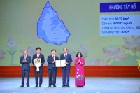 Lãnh đạo Thành ủy Hà Nội trao quyết định cho các Bí thư, Chủ tịch Ủy ban nhân dân xã, phường.