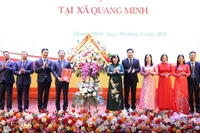Đồng chí Bùi Thị Minh Hoài chúc mừng Ban Chấp hành Đảng bộ xã Quang Minh. (Ảnh: SƠN TÙNG).