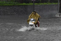 Hà Nội khuyến cáo người dân hạn chế ra đường trong điều kiện thời tiết mưa bão. (Ảnh THÀNH ĐẠT).