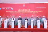 Các đại biểu bấm nút khởi công.