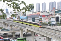 Tàu đường sắt đô thị chạy trên đoạn trên cao của tuyến đường sắt đô thị số 3, Nhổn-ga Hà Nội. 