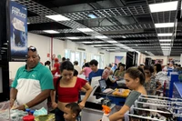 Người dân xếp hàng chờ thanh toán tại một quấy thu ngân ở Siêu thị 70 y 3, một siêu thị thí điểm của Nhà nước thành toán bằng đồng USD, ở thủ đô La Habana. Ảnh: TTXVN