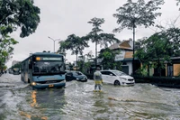 Cơn mưa kéo dài từ đêm tới sáng khiến nhiều tuyến phố ở Hà Nội ngập nặng. (Ảnh: VĂN THỊNH)