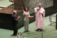 Tổng thư ký Liên hợp quốc Antonio Guterres chứng kiến nghi lễ bàn giao cương vị Chủ tịch Đại hội đồng khóa 79 từ ông Philemon Yang cho bà Annalena Baerbock. Ảnh: TTXVN