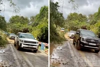 Sau nhiều giờ xử lý sạt lở, hơn 20 ô-tô bị mắc kẹt trên đèo Gia Bắc được giải cứu an toàn. Ảnh: người dân cung cấp.