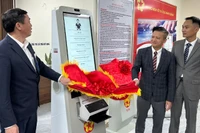 Lãnh đạo Ủy ban nhân dân xã Nghĩa Trụ tiếp nhận, đưa robot Kiosk TC AI vào sử dụng tại Trung tâm Phục vụ hành chính công xã chiều 30/12