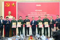 Báo Nhân Dân trao 40 nghìn số báo Xuân Bính Ngọ tặng cán bộ, chiến sĩ biên giới, hải đảo
