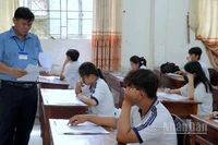 Cán bộ coi thi tại điểm thi số 3 phổ biến quy chế thi đến các thí sinh dự thi vào chiều 25/6.