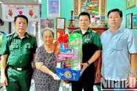 Đồn Biên phòng Tân Tiến (thuộc Bộ đội Biên phòng Cà Mau) thăm hỏi, tặng quà cho gia đình có công trên địa bàn phụ trách. 