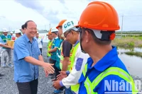 Bí thư Tỉnh ủy Cà Mau Nguyễn Hồ Hải (sơ mi xanh) ân cần thăm hỏi công nhân trên công trường thi công cao tốc qua địa phận tỉnh Cà Mau.