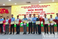 Chủ tịch Ủy ban nhân dân tỉnh Cà Mau Phạm Thành Ngại (giữa) tặng Bằng khen cho các tập thể đóng góp tích cực thực hiện Chương trình xóa nhà tạm, nhà dột nát.