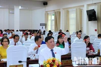 Các đại biểu Hội đồng nhân dân tỉnh Cà Mau biểu quyết thông các nghị quyết quan trọng tại kỳ họp thứ 21 vào chiều 24/6.