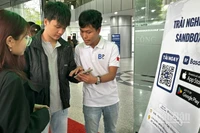 Sinh viên Đà Nẵng trải nghiệm tài sản số trong khuôn khổ hội thảo. (Ảnh: ANH ĐÀO)