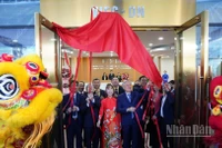 Phó Thủ tướng Thường trực Nguyễn Hòa Bình và các đại biểu thực hiện nghi thức đưa vào vận hành Cổng Thông tin điện tử VIFC-DN ngày 9/1/2026.