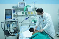 Bác sĩ thăm khám cho các bệnh nhi trong thời gian điều trị bằng thuốc đặc trị.