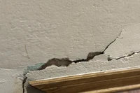 Nhiều vết nứt xuất hiện khiến người dân lo lắng