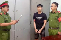 Đối tượng Phan Hồng Thiện tại Cơ quan điều tra. (Ảnh: Công an cung cấp)