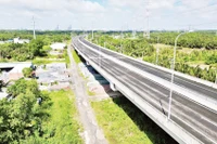 Một đoạn cầu cạn cao tốc ở Đồng bằng sông Cửu Long . Ảnh: Hữu Chánh