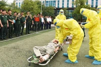 Các đại biểu và học viên tham quan hành động diễn tập cấp cứu nhiễm xạ. (ẢNH: PV)