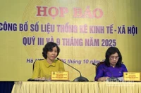 Bà Nguyễn Thị Mai Hạnh (áo vàng), Trưởng Ban Hệ thống Tài khoản Quốc gia, Cục Thống kê, Bộ Tài chính trả lời tại họp báo. (Ảnh: HNV)