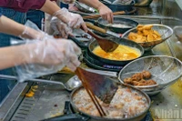 Các món ăn liên tục được nấu từ sáng tới tối, ngọn lửa trên bếp dường như không ngơi nghỉ.