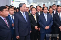 Tổng Bí thư Tô Lâm, Thủ tướng Phạm Minh Chính cùng các lãnh đạo các bộ, ngành tham quan gian trưng bày của T&T Group. (Ảnh: SƠN BÁCH)