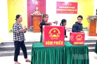 Cử tri người Rục bỏ phiếu tại bản Mò O Ồ Ồ, xã Kim Phú, tỉnh Quảng Trị.