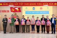 Đoàn công tác của Phòng Công tác chính trị, Công an tỉnh Quảng Trị tặng quà Tết cho các hộ gia đình đặc biệt khó khăn.