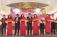 Các đại biểu cắt băng khai mạc Hội báo xuân Bính Ngọ 2026 của tỉnh Quảng Trị.