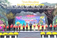 Chủ tịch Ủy ban nhân dân tỉnh Quảng Trị Lê Hồng Vinh tặng quà Tết cho bà con người Rục.