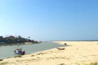 Cửa lạch sông Dinh, xã Nam Trạch, tỉnh Quảng Trị bị bồi lắng nghiêm trọng.