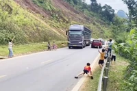 Trên một số tuyến đường ở tỉnh Quảng Trị xuất hiện tình trạng trẻ em đứng sát lề đường hoặc 2 bên đường để vẫy tay, tiềm ẩn nguy cơ tai nạn giao thông. 