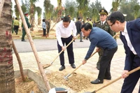 Đồng chí Nguyễn Văn Phương (ở giữa) và lãnh đạo tỉnh Quảng Trị tham gia trồng cây đầu xuân.