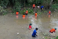 Đoàn viên, thanh niên xã Lấp Vò, tỉnh Đồng Tháp dọn rác dưới kênh. 