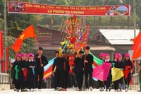 Rước linh vật từ đình làng về nơi tổ chức lễ hội. (Ảnh: THANH SƠN)