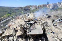 Cảnh đổ nát sau cuộc không kích của Israel tại Sir al-Gharbiyeh, Liban. (Ảnh: THX/TTXVN)