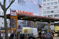 Bơm xăng cho các phương tiện tại một trạm xăng ở Paris, Pháp. (Ảnh: THX/TTXVN)