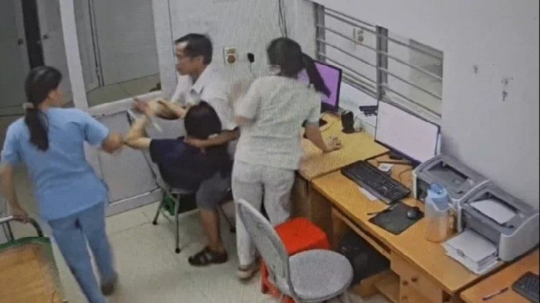 Hành vi của Lê Văn Hòa được camera an ninh bệnh viện ghi lại. (Ảnh cắt từ video clip) untitled-8972.jpg