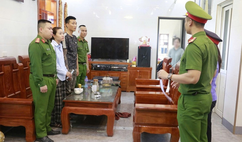 Cơ quan chức năng đọc lệnh khám xét nơi ở của Phan Đình Thịnh và Lê Thị Trà. (Ảnh: CANA) images2026301-bd7cd4e7d224657a3c359.jpg