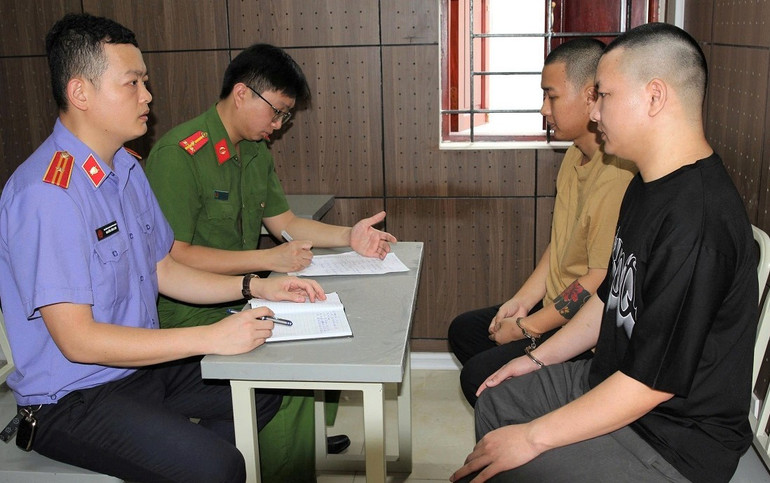 Cơ quan chức năng làm việc với các đối tượng trong đường dây lừa đảo. (Ảnh: CANA) images2026297-e12d0cb40a77bd29e4667.jpg