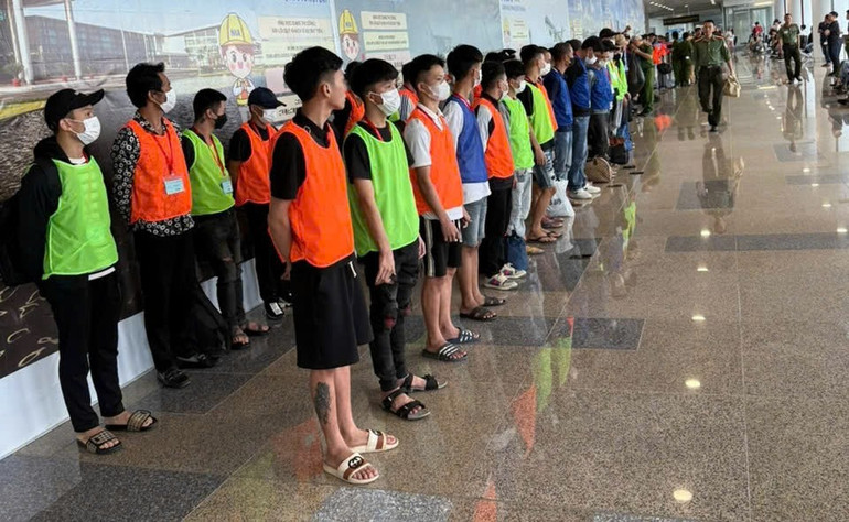 Nhiều đối tượng bị lực lượng chức năng bắt giữ ngay tại sân bay. (Ảnh: CANA) images2026295-fbe9957293b124ef7da012.jpg