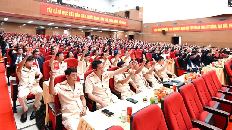 Các đại biểu tiến hành biểu quyết thông qua Nghị quyết với sự thống nhất, đồng thuận cao. z7076293308025-8301942fcf0711afdf436ed3193b4955-6830.jpg