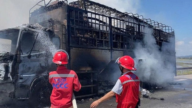 Lực lượng chức năng xử lý vụ cháy. z7077722043768-a850c90c9a2c4c649b73d31a27b41ece-2260.jpg