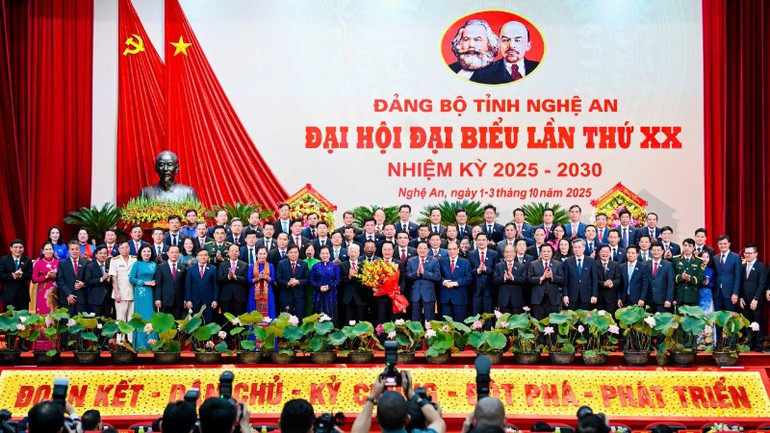 Các đại biểu tặng hoa chúc mừng Ban Chấp hành Đảng bộ tỉnh Nghệ An lần thứ XX, nhiệm kỳ 2025-2030. z7073118280506-1752510ab9b0f848f30a15935bf7fb43-6713.jpg