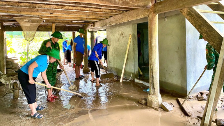 Chi đoàn Đồn Biên phòng Tri Lễ, Hội Liên hiệp Phụ nữ Tri Lễ và Đội sinh viên tình nguyện 2518 Trường Đại học Vinh đến các điểm bị ảnh hưởng bởi lũ lụt hỗ trợ bà con nhân dân sớm ổn định cuộc sống. (Ảnh: Mặt trận Tổ quốc Việt Nam tỉnh Nghệ An) 524057884-759775513088423-7486487764534363570-n-3482.jpg